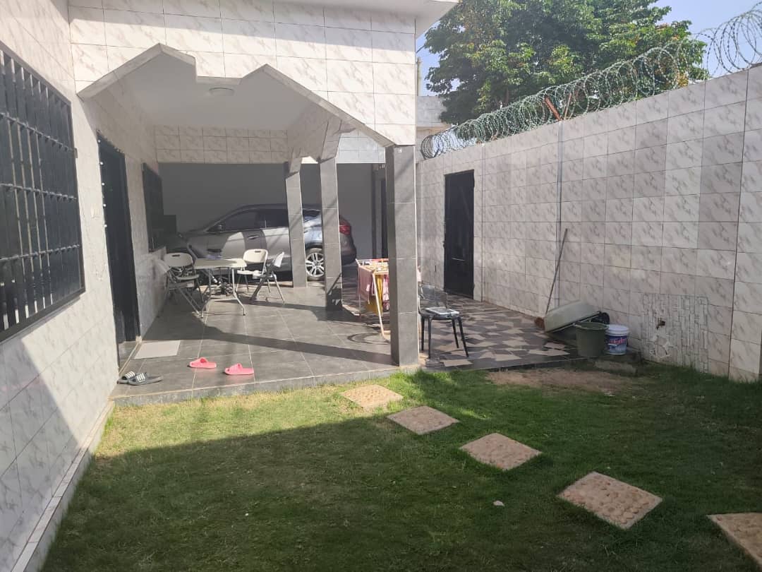 Villa 3 chambres avec boutique et garages en vente à Djidjolé – 65 millions FCFA