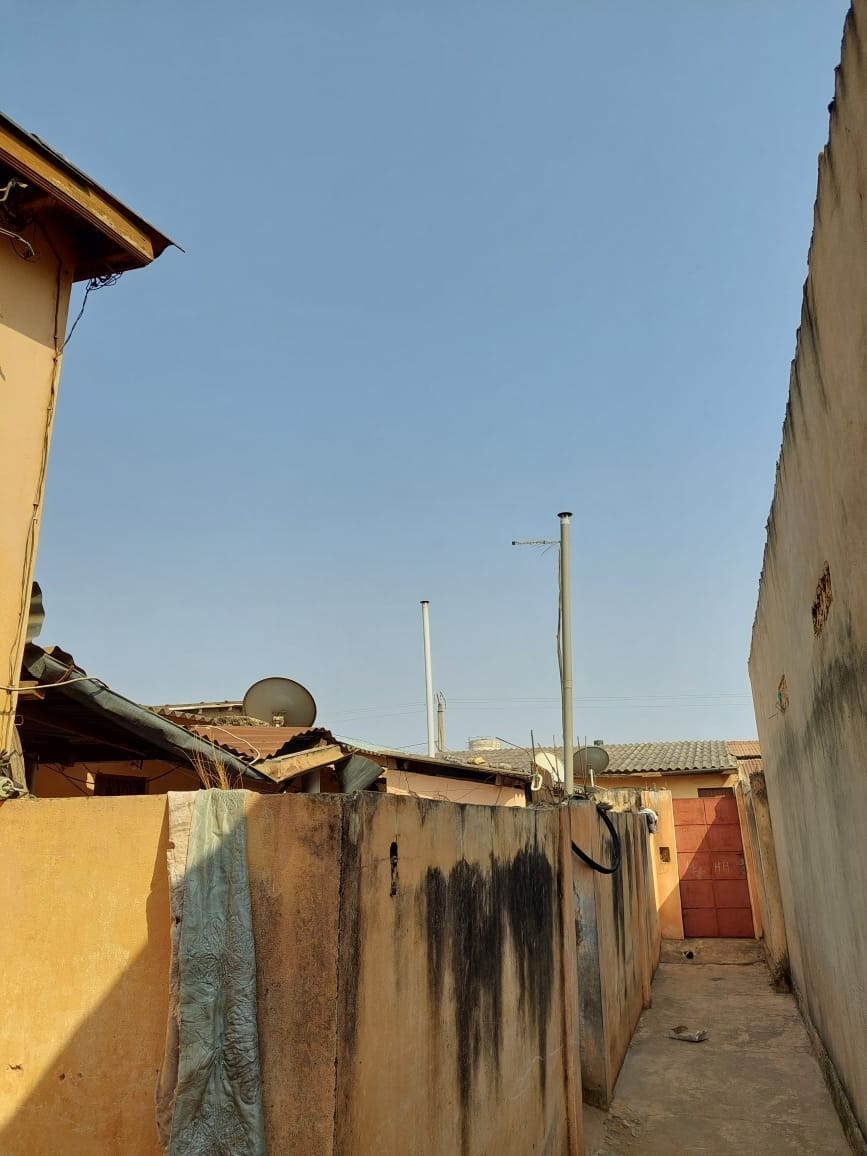 Maison locative de plus de 10 chambres avec 2 boutiques à vendre à Agoè Sogbossito – 25 millions FCFA
