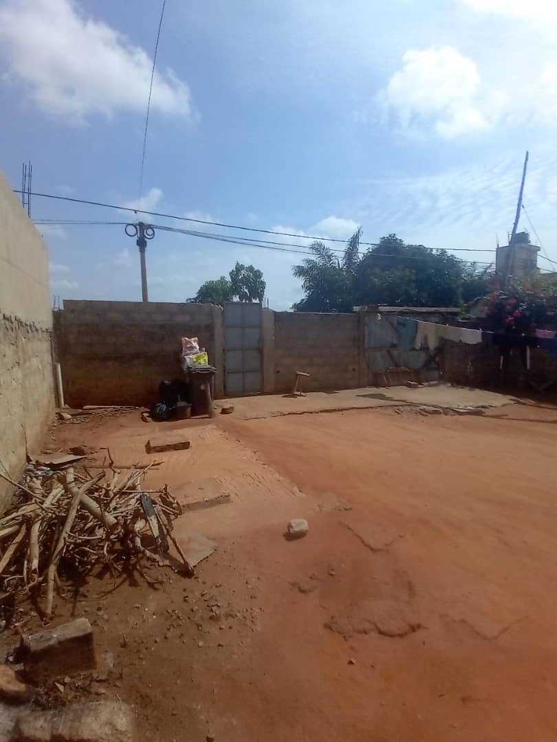 Terrain demi lot en vente à Agoè Sogbossito – 20 millions FCFA