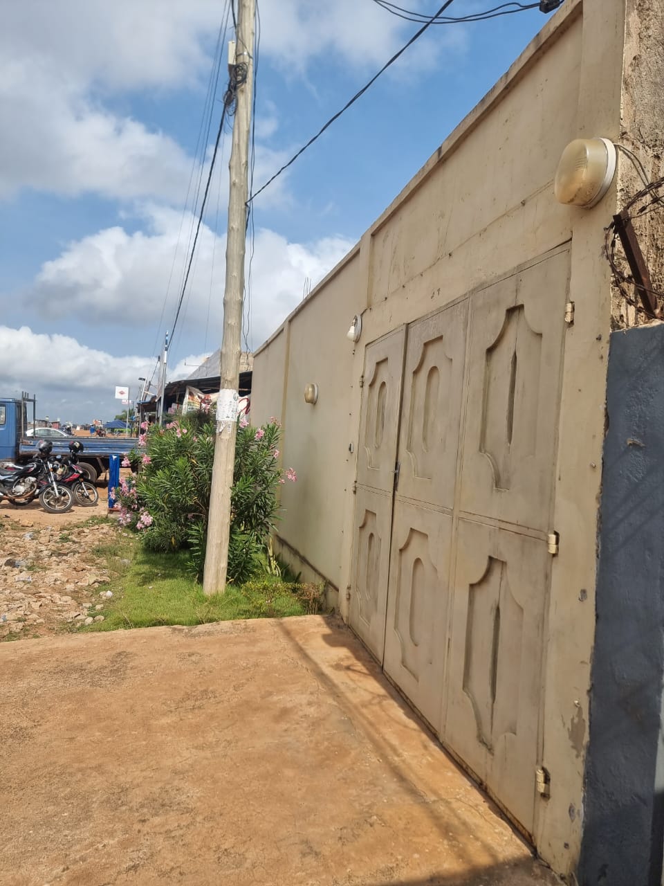 Terrain de 207 m² en vente en bord du goudron à Zanguéra Marché – 35.000.000 FCFA