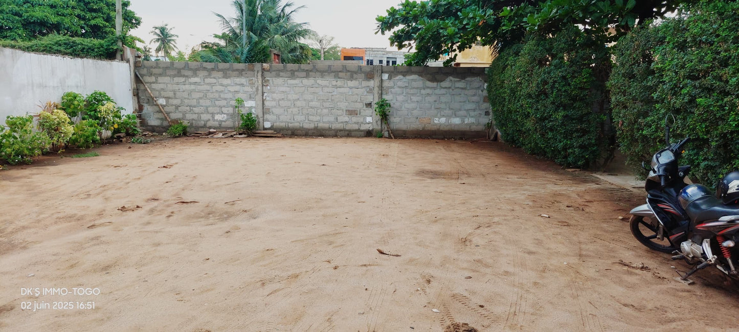 Terrain bâti de 1,5 lot à vendre à Agbalépédo – 200 millions