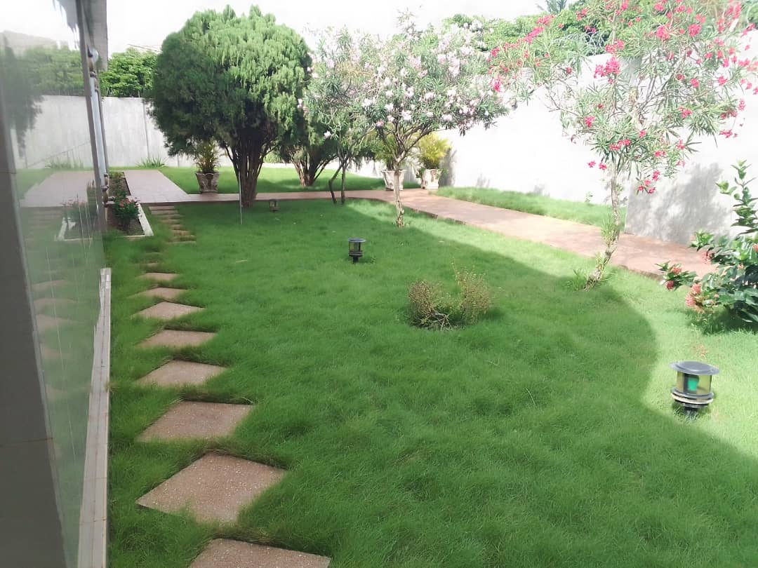 Villa basse 4 chambres en vente sur 900 m² en angle de rue à Agoè Léo 2000 – 325 millions FCFA