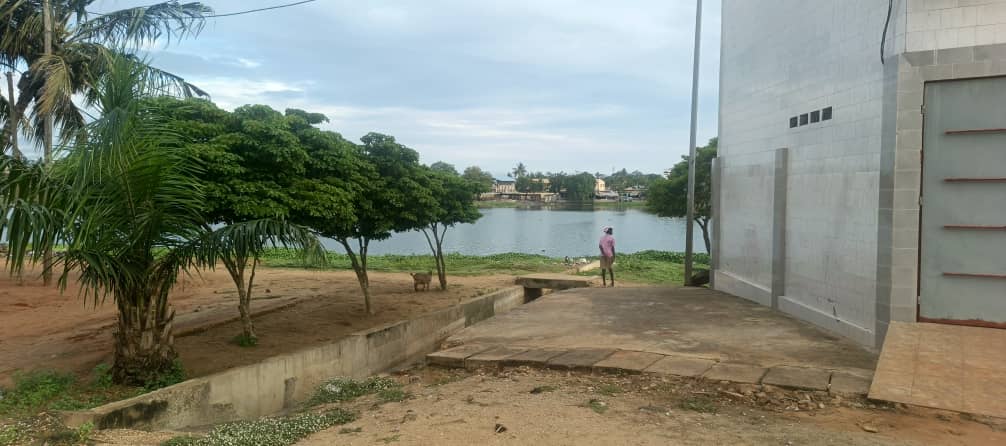 Terrain de 590 m² en vente à Tokoin Super Taco avec vue sur la lagune – 80 millions FCFA