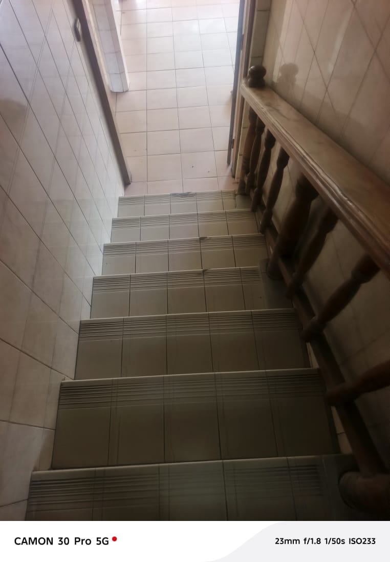 Immeuble commercial R+2 de 18 chambres à vendre à Amoutiévé – 350 millions FCFA