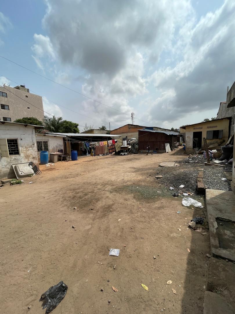 Maison avec studios et boutique en vente au bord du goudron à Tokoin Cassablanca – 120 millions FCFA