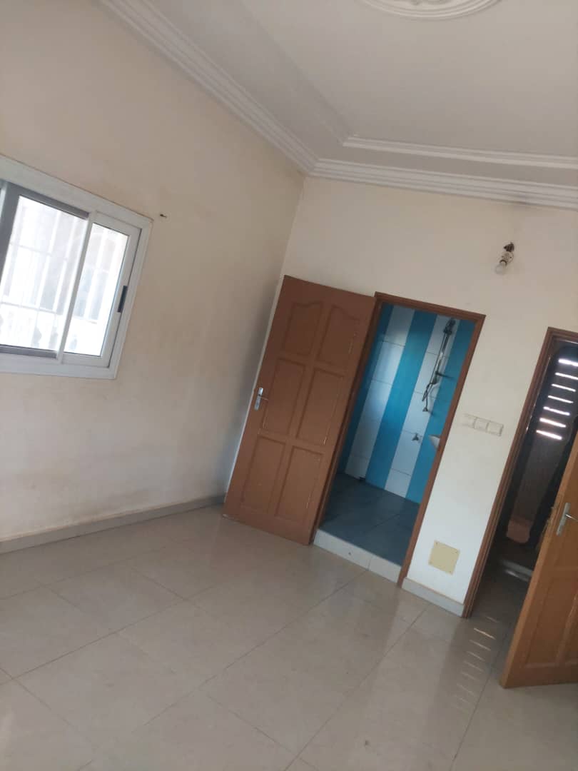 Villa duplex sur demi lot à vendre à Agoè La Source – 105 millions FCFA