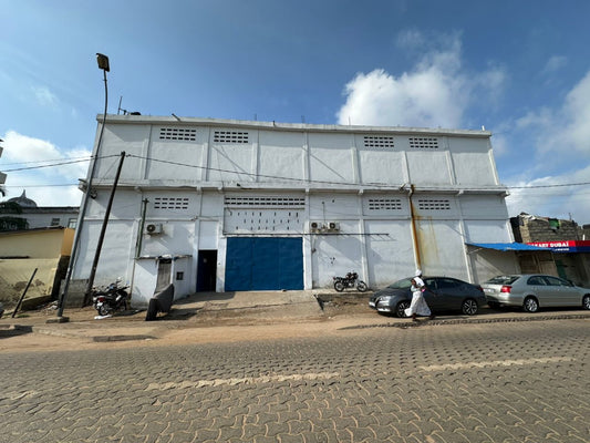GRAND ENTREPOT À VENDRE À COLOMBE DE LA PAIX – LOMÉ CENTRE – 600 M² – BORDURE DE ROUTE – TITRE FONCIER DISPONIBLE