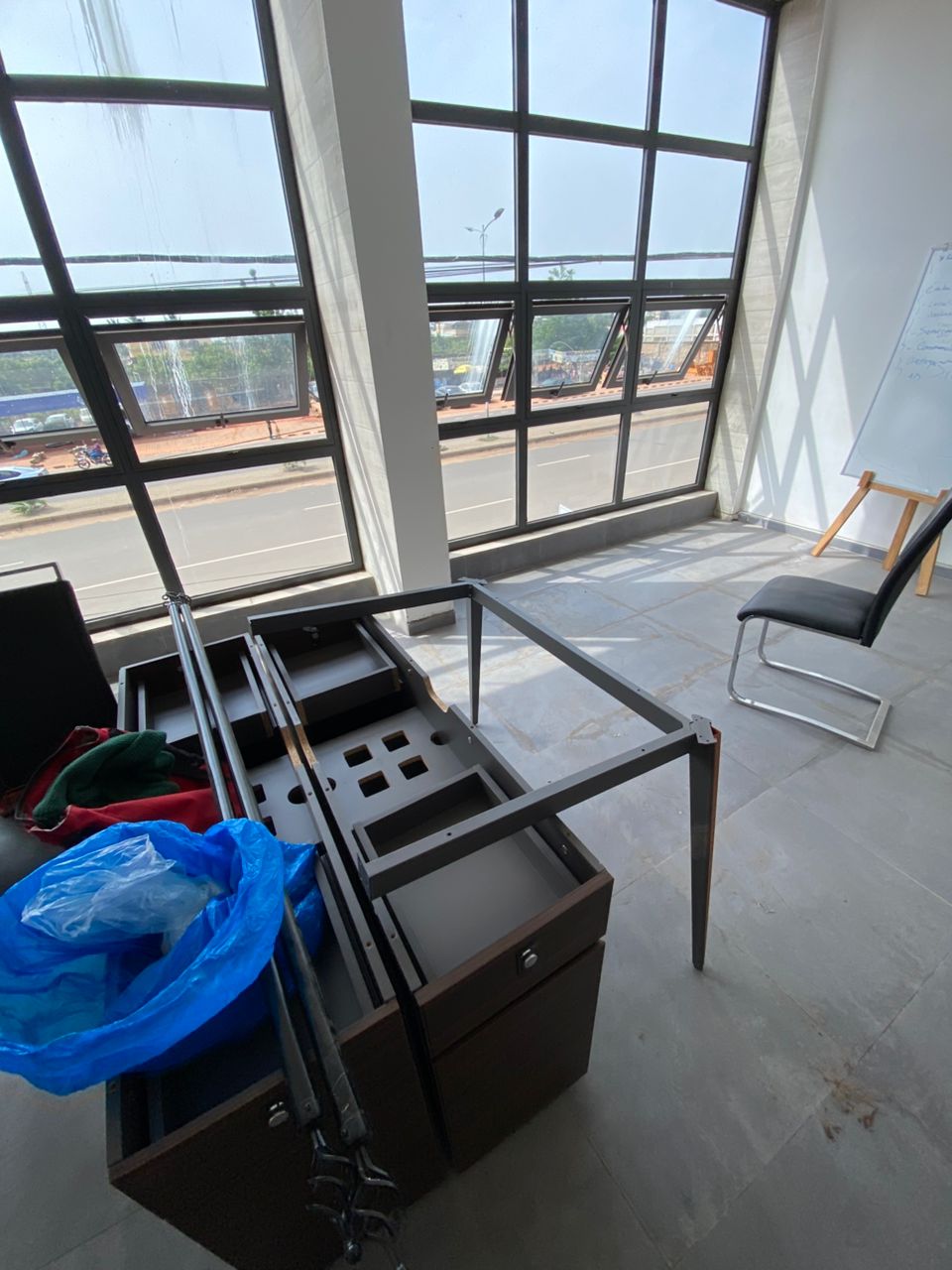 Bureau à louer au bord du goudron à Attikoumé Adinamato – 230000 FCFA