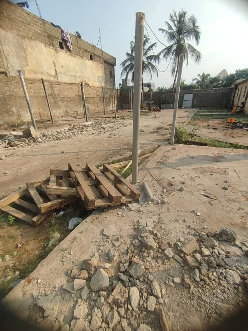 Terrain avec 2 pièces à louer à Telessou – 80 000 FCFA/mois