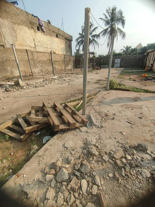 Terrain avec 2 pièces à louer à Telessou – 80 000 FCFA/mois