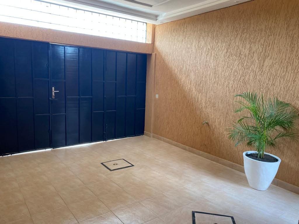 Chambre salon meublée à louer à Avédji – 250 000 FCFA