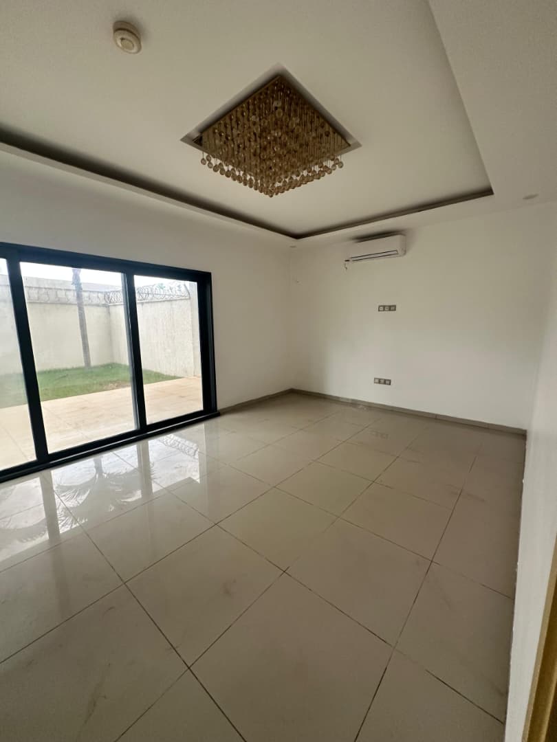 Villa 5 pièces en vente avec piscine à Cité OUA (Ambassade de la Chine) – 400 millions FCFA