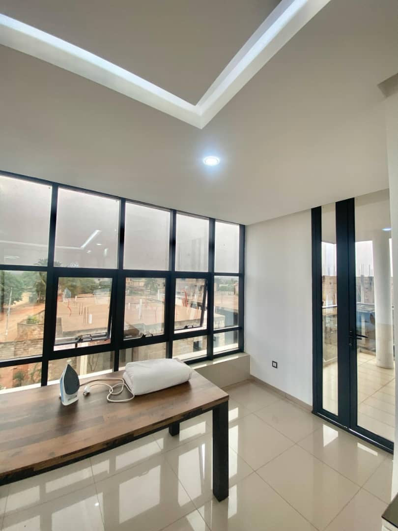 À LOUER – VILLA MEUBLÉE DE 5 PIÈCES AVEC PISCINE ET JARDIN À AGOÈ FIL O PARK – 1.000.000F CFA/MOIS