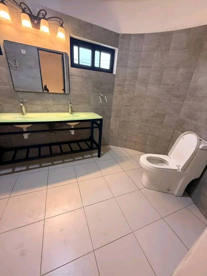 Villa 5 chambres en location à Nyekonakpoe, non loin du lycée français – 800000 FCFA