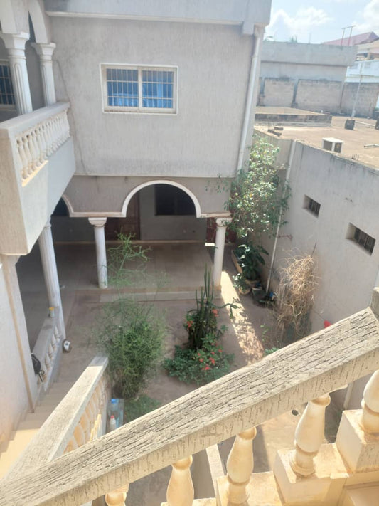 Villa duplex à vendre à Agoe La Source, bordure de goudron – 105 millions FCFA