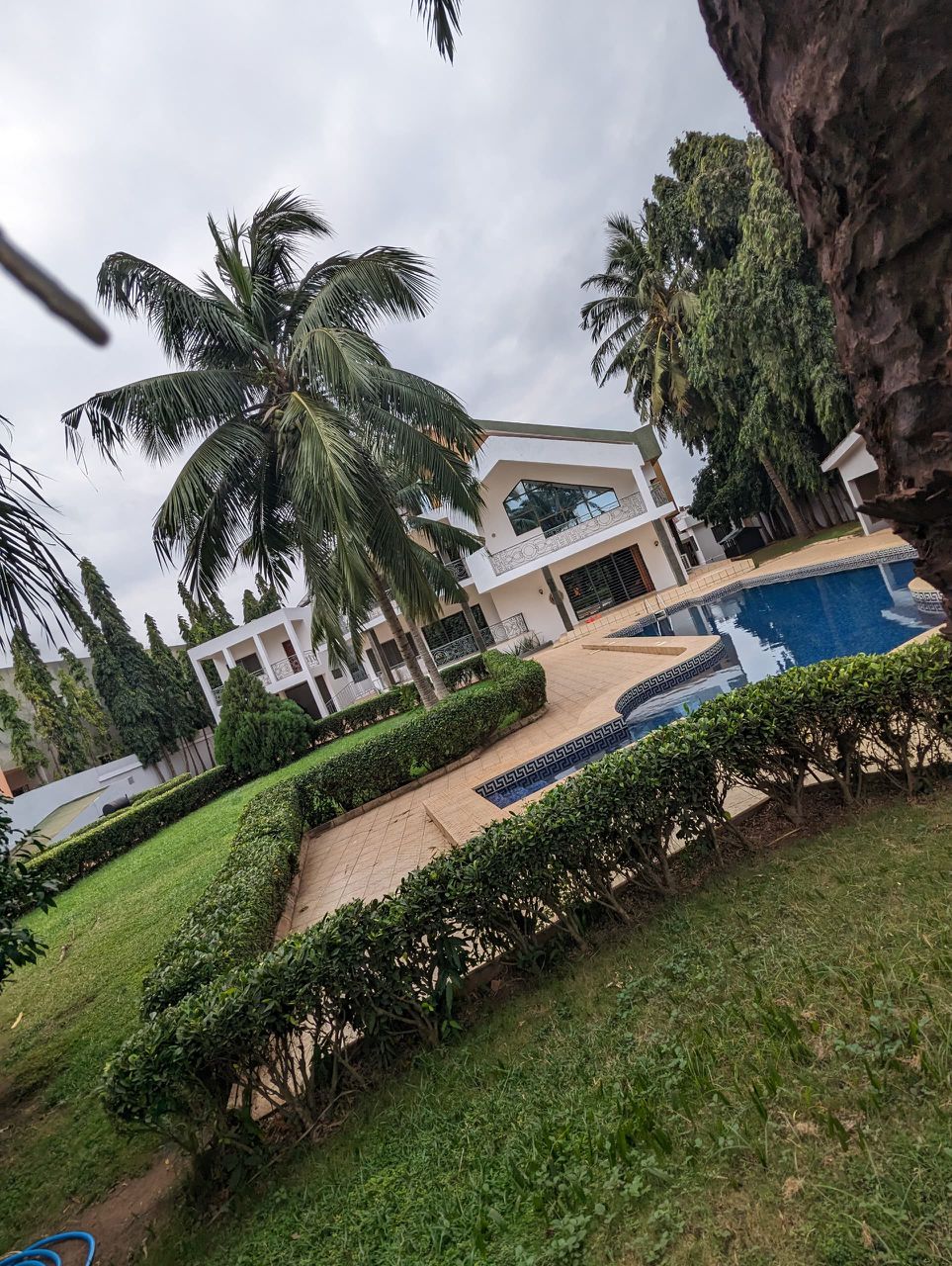 À LOUER : MAISON DE 12 CHAMBRES AVEC PISCINE À DJIDJOLÉ – 2.500.000F/MOIS