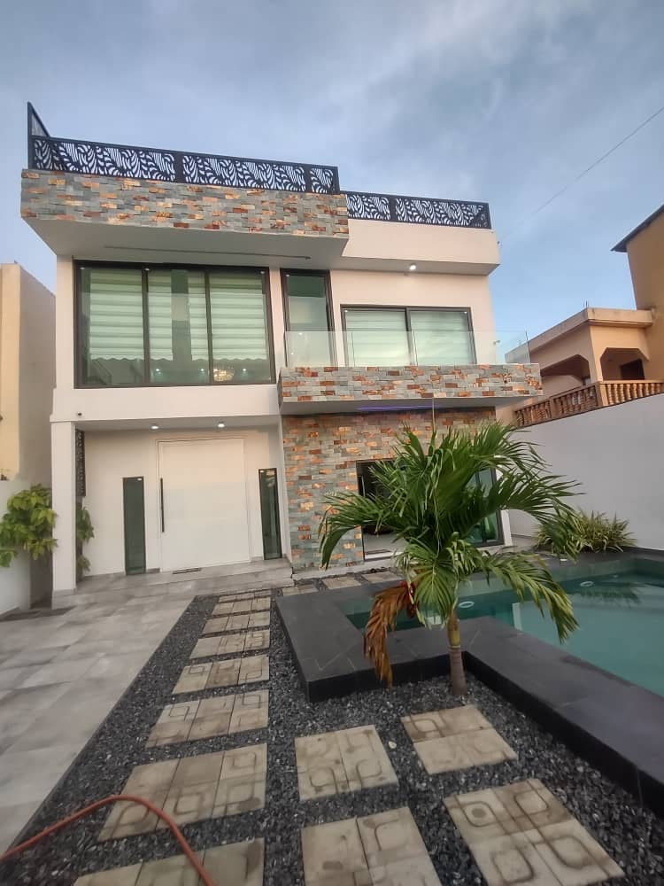 Villa duplex 3 chambres à louer à Baguida – 1 million FCFA par mois