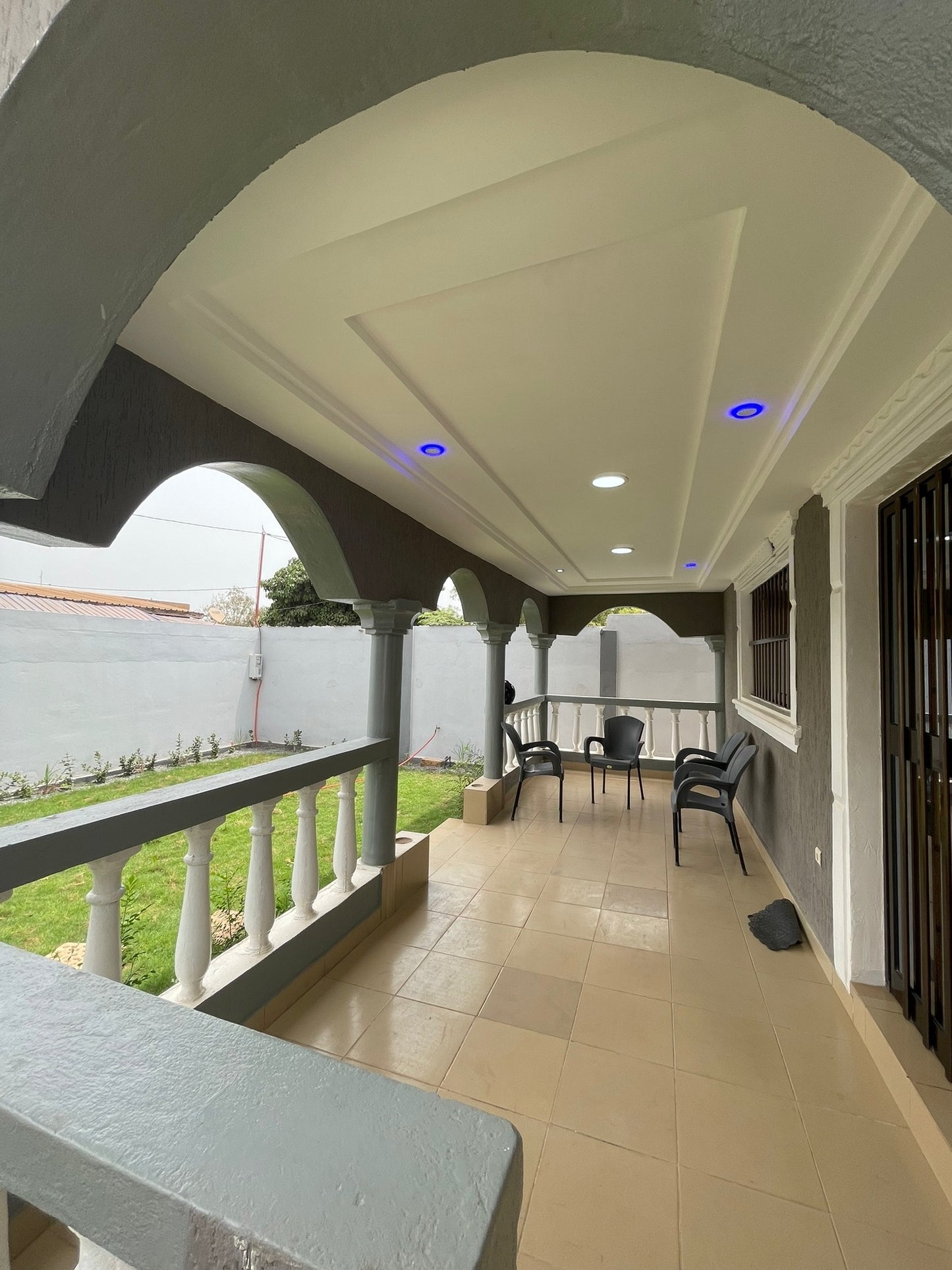 À LOUER – VILLA MEUBLÉE DE 4 PIÈCES AVEC JARDIN À AGOÈ CACAVELI – 500.000F CFA/MOIS