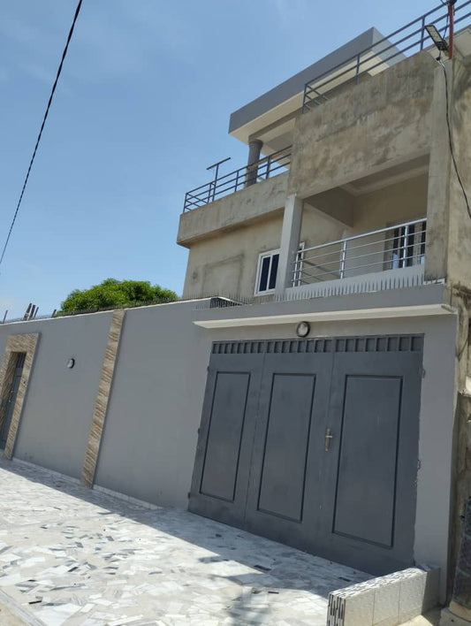 À VENDRE : VILLA DUPLEX DE 5 PIÈCES SUR 300 m² À AGBATA (CÔTÉ NON PLAGE)