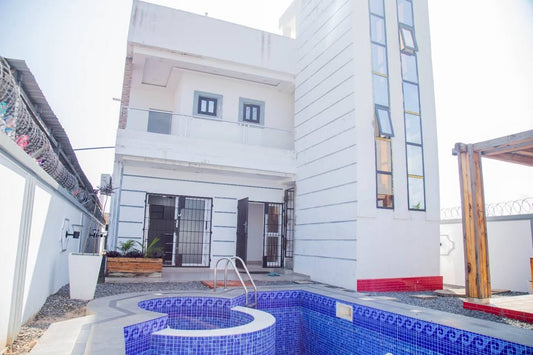 À LOUER – VILLA MEUBLÉE AVEC PISCINE À ZANGUERA | 1 000 000 FCFA / MOIS