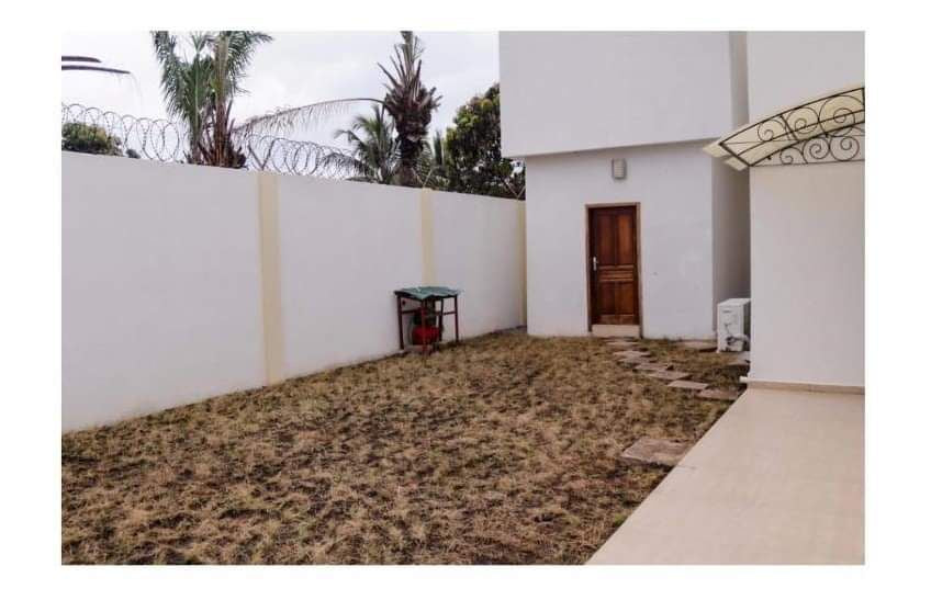 UNE VILLA DE 10 PIÈCES À VENDRE OU À LOUER À NOVISSI - HÉDZRANAWOÉ