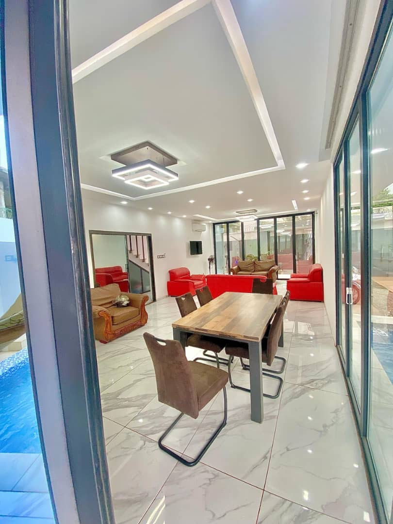À LOUER – VILLA MEUBLÉE DE 5 PIÈCES AVEC PISCINE ET JARDIN À AGOÈ FIL O PARK – 1.000.000F CFA/MOIS