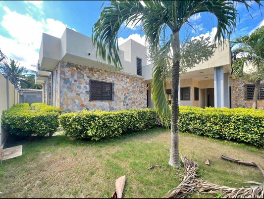 À LOUER – VILLA DE 7 PIÈCES AVEC JARDIN ET GARAGE À DJIDJOLÉ PHARMACIE | 450 000 FCFA/MOIS
