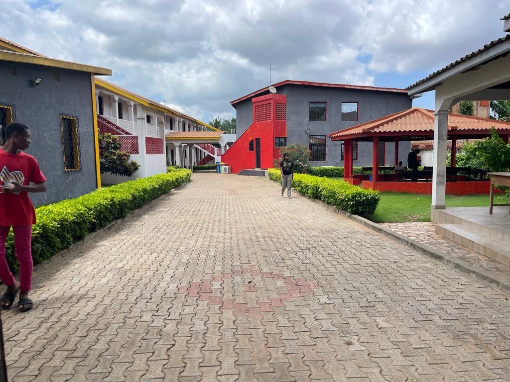 HÔTEL À VENDRE – 50 CHAMBRES – HEDZRANAWOÉ TOGO 2000