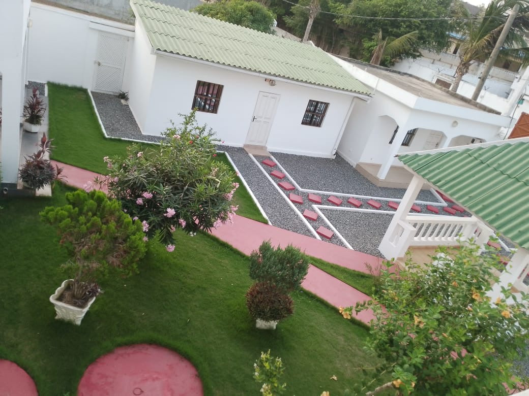 À VENDRE – VILLA DUPLEX 9 PIÈCES AVEC GRAND JARDIN À AVÉPOZO, CÔTÉ PLAGE (1 LOT)