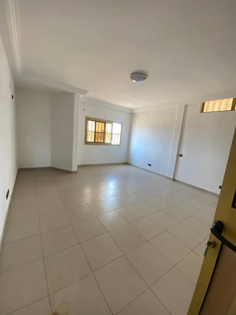 UN IMMEUBLE 5 PIÈCES + 3 BOUTIQUES À VENDRE À ADIDOGOMÉ APÉDOKOÈ