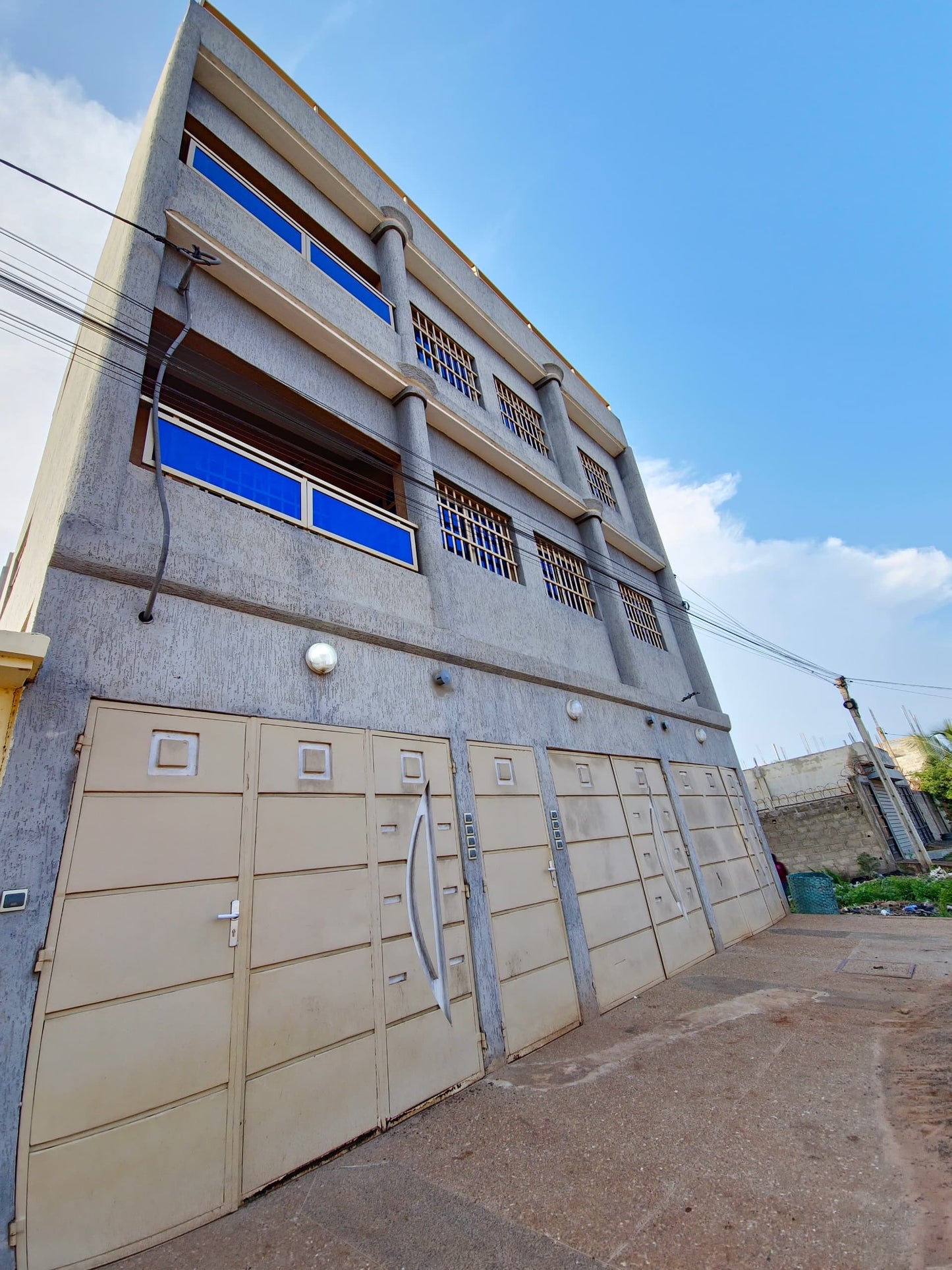 IMMEUBLE DE 16 PIÈCES À VENDRE À AGOÈ LOGOPÉ