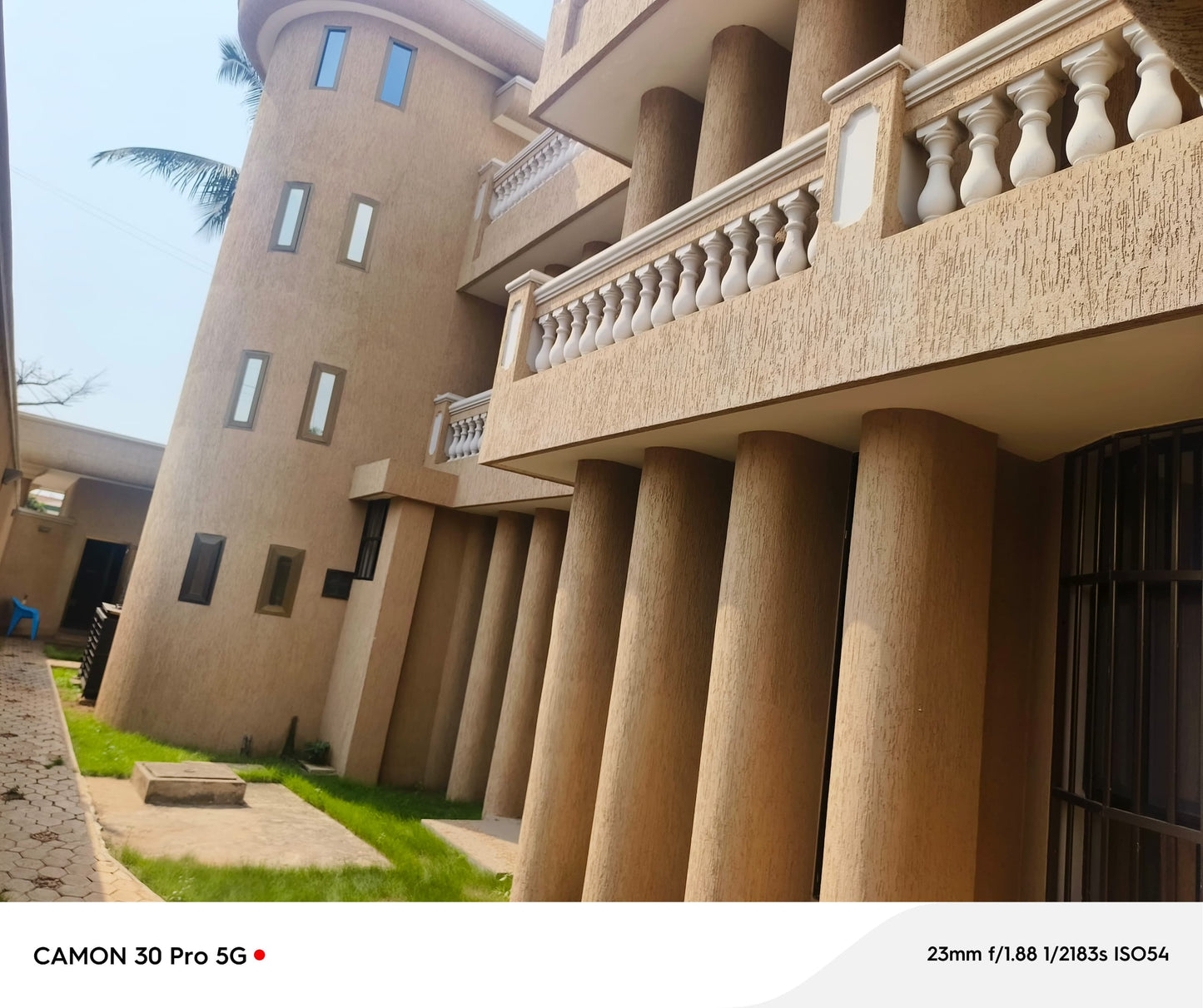 RÉSIDENCE 11 PIÈCES À VENDRE À NYÉKONAKPOÈ – 900 m² | TITRE FONCIER