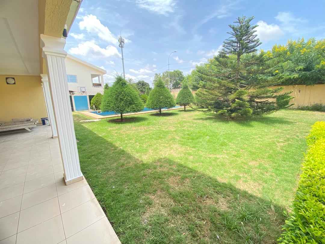 UNE VILLA À LOUER DANS LA CITÉ OUA (5 CHAMBRES, 3 DÉPENDANCES, PISCINE)