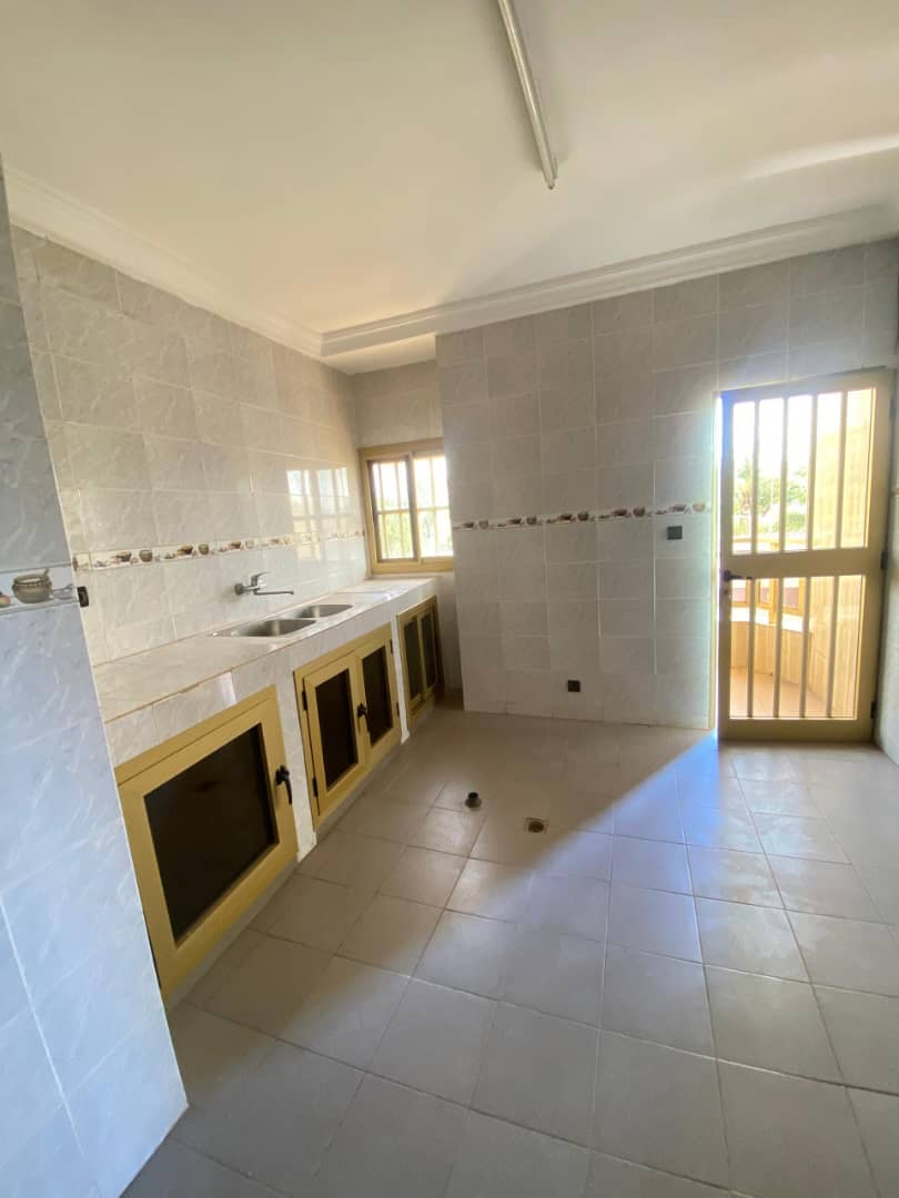 UN IMMEUBLE 5 PIÈCES + 3 BOUTIQUES À VENDRE À ADIDOGOMÉ APÉDOKOÈ