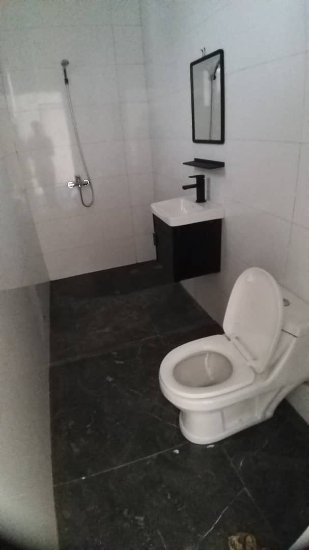 IMMEUBLE À LOUER À AGOÈ CACAVÉLI (6 CHAMBRES, 4 SALONS, 4 CUISINES)