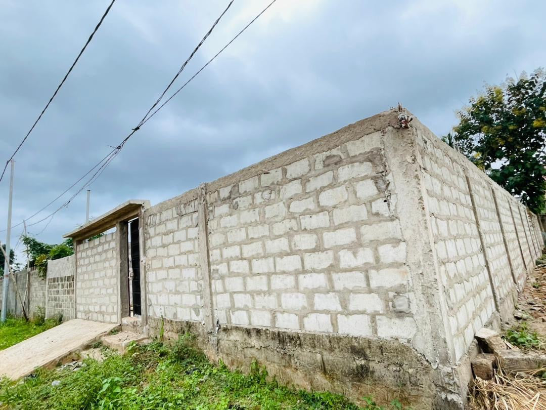 VENTE EXPRESS DE TERRAIN CLÔTURÉ À ZANGUÉRA