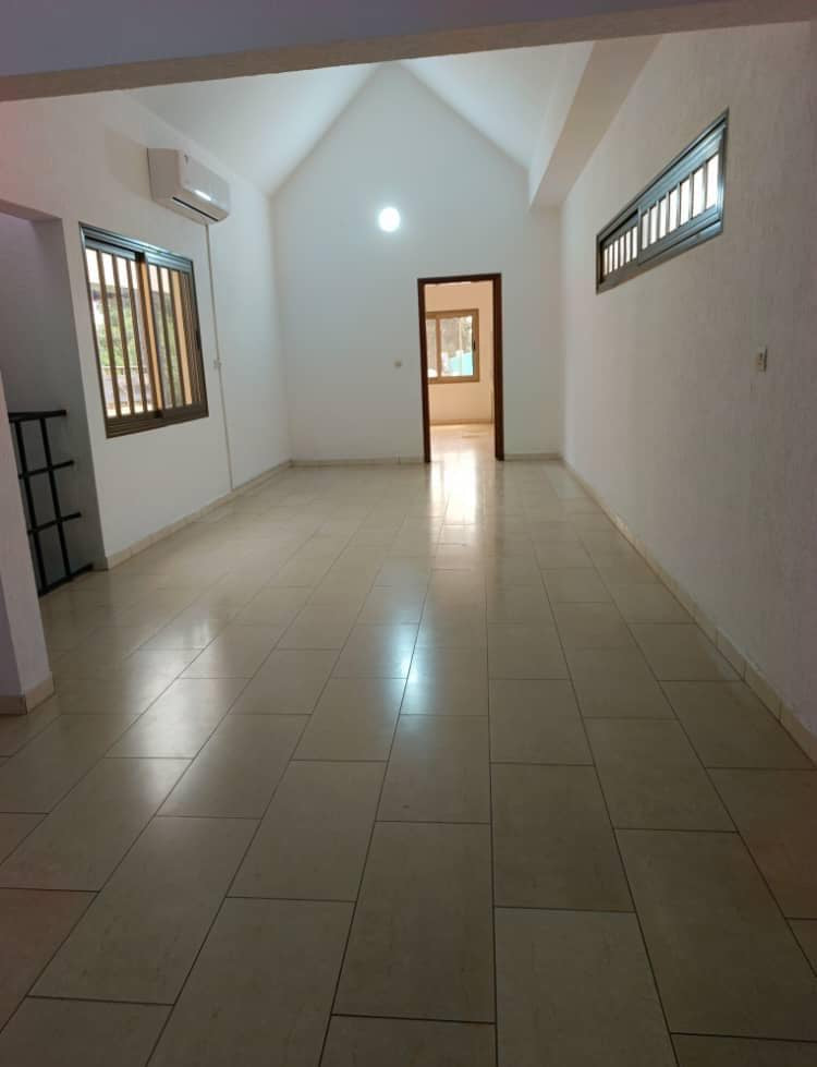 VILLA DUPLEX 6 CHAMBRES AVEC PISCINE À LOUER À TOGO 2000