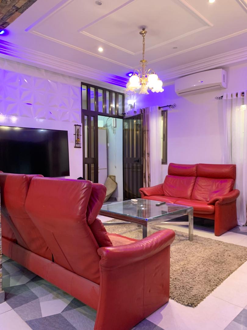 UNE MINI VILLA À VENDRE – À CÔTÉ DE L’HÔTEL DE L’AÉROPORT DE LOMÉ (ANGLE DE RUE)