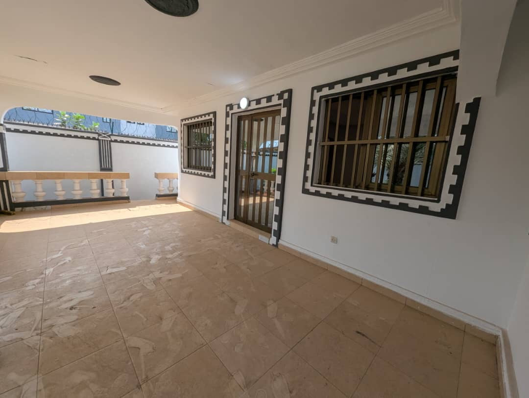 UNE VILLA À VENDRE À AVÉDJI WESSOMÉ NON LOIN DU GOUDRON - 5 PIÈCES