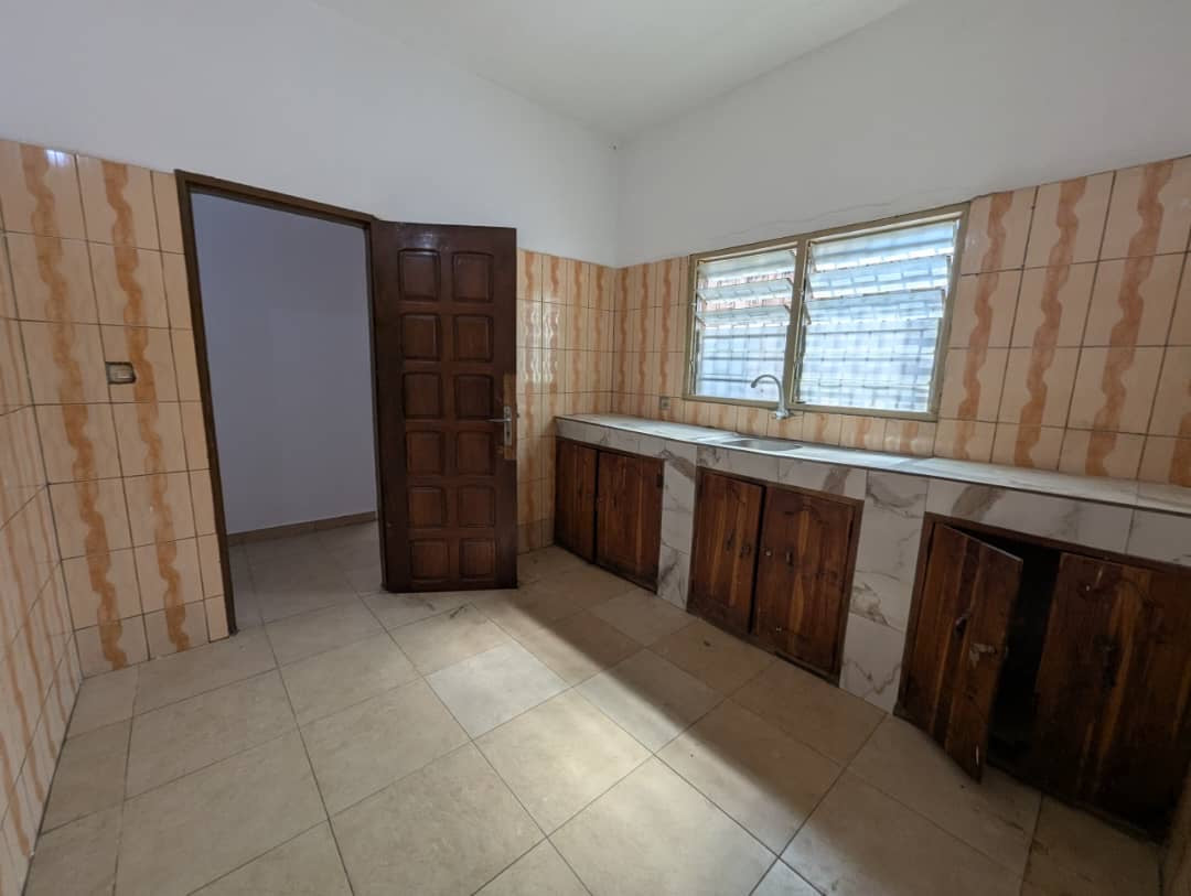 UNE VILLA À VENDRE À AVÉDJI WESSOMÉ NON LOIN DU GOUDRON - 5 PIÈCES