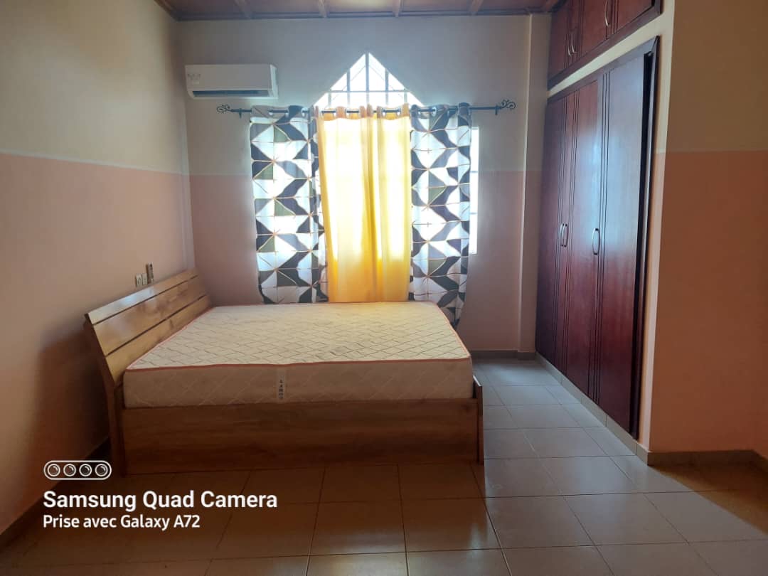 À LOUER – VILLA MEUBLÉE DE 5 PIÈCES À AGOÈ FIL O PARC – 100M DU GOUDRON – 300.000F CFA/MOIS