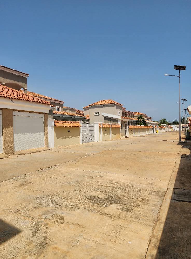 VILLA DUPLEX À VENDRE À BAGUIDA – 8 CHAMBRES, 4 SALONS, 4 CUISINES, PISCINE, GARAGE