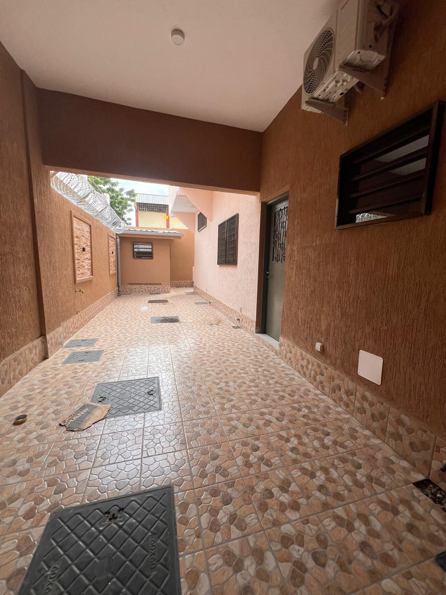 VILLA 6 PIÈCES À VENDRE  À LOMÉ - CITÉ MOKPOKPO – 160 MILLIONS