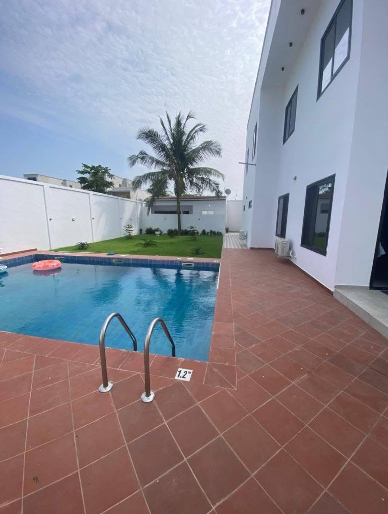 À LOUER : VILLA MEUBLÉE DE 7 PIÈCES AVEC PISCINE ET VUE MER À BAGUIDA MONUMENT PLAGE