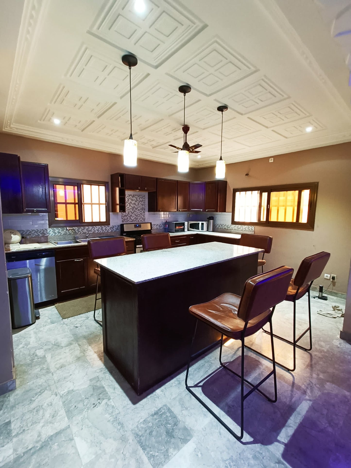 À LOUER – VILLA MEUBLÉE 6 PIÈCES (5 CHAMBRES, 1 SALON) EN MARBRE À ADIDOGOMÉ APÉDOKOÈ GBOMAMÉ