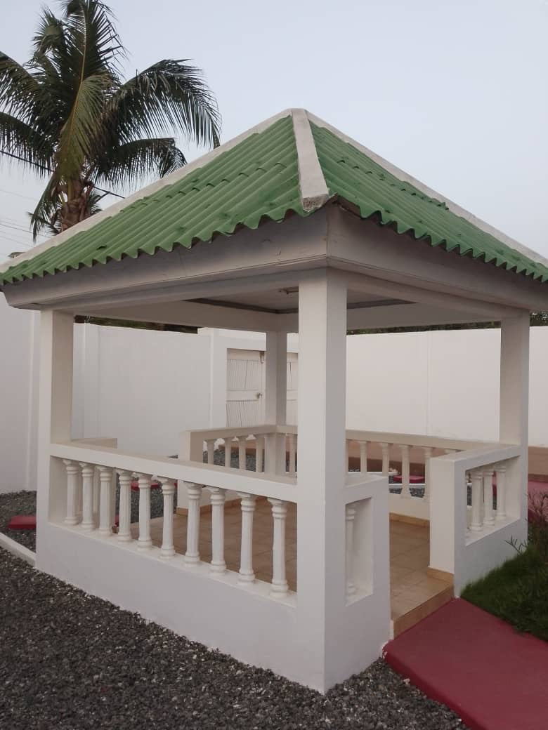 À VENDRE – VILLA DUPLEX 9 PIÈCES AVEC GRAND JARDIN À AVÉPOZO, CÔTÉ PLAGE (1 LOT)