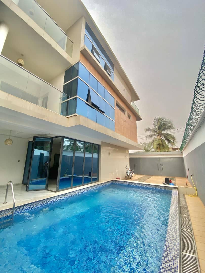 À LOUER – VILLA MEUBLÉE DE 5 PIÈCES AVEC PISCINE ET JARDIN À AGOÈ FIL O PARK – 1.000.000F CFA/MOIS