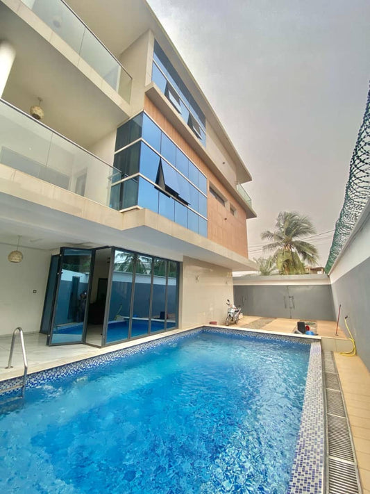 À LOUER – VILLA MEUBLÉE DE 5 PIÈCES AVEC PISCINE ET JARDIN À AGOÈ FIL O PARK – 1.000.000F CFA/MOIS