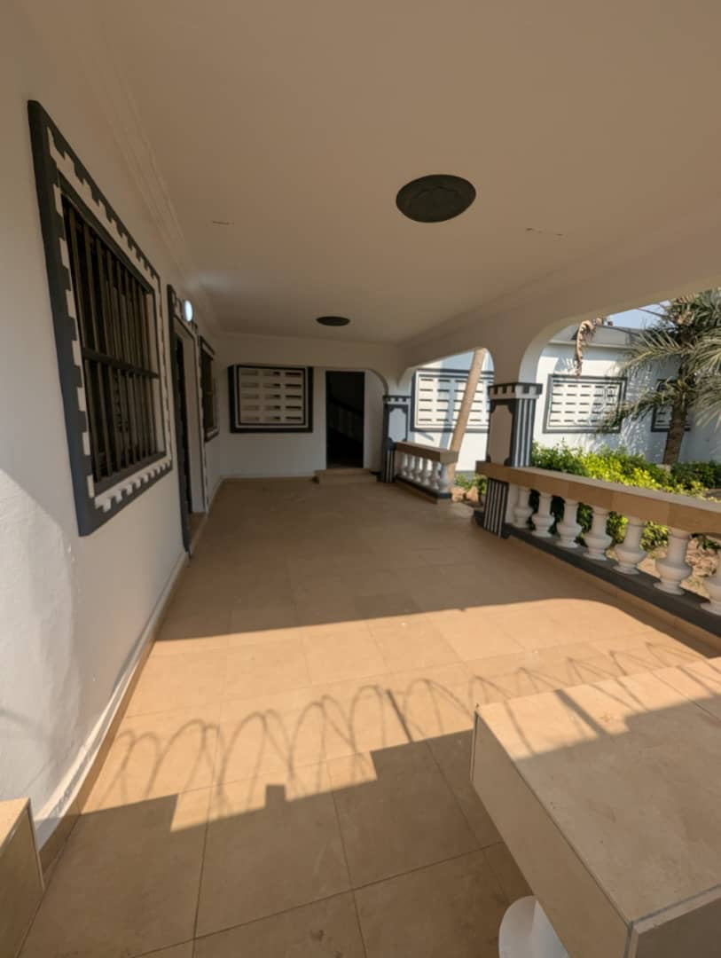 UNE VILLA À VENDRE À AVÉDJI WESSOMÉ NON LOIN DU GOUDRON - 5 PIÈCES