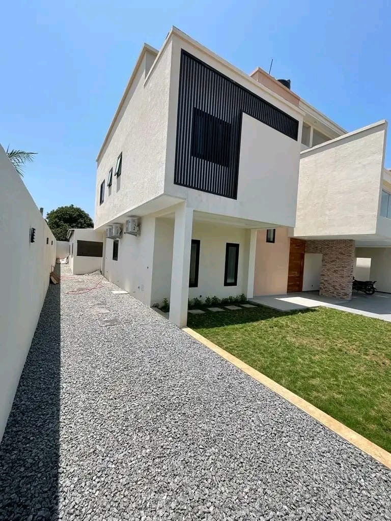 VILLA HAUT STANDING DE 6 PIÈCES À VENDRE À HEDZRANAWOÉ (600M² AVEC PISCINE)
